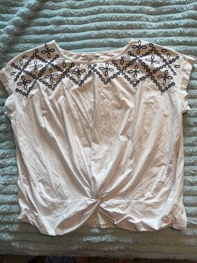 Single Thread White Embroidered Twist Front Top 2X Navy Floral Eyelet Tee